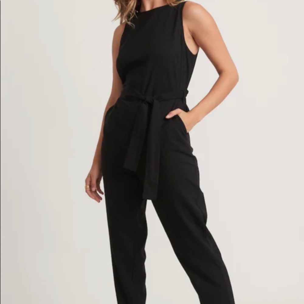 Sleeveless backless jumpsuit